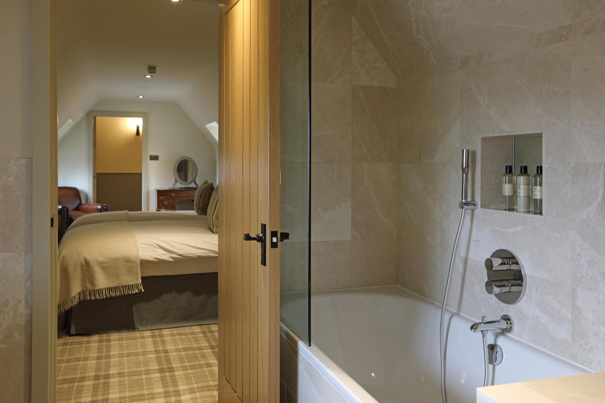 The Harcourt Arms Stanton Harcourt Quarto foto A bathroom in a hotel