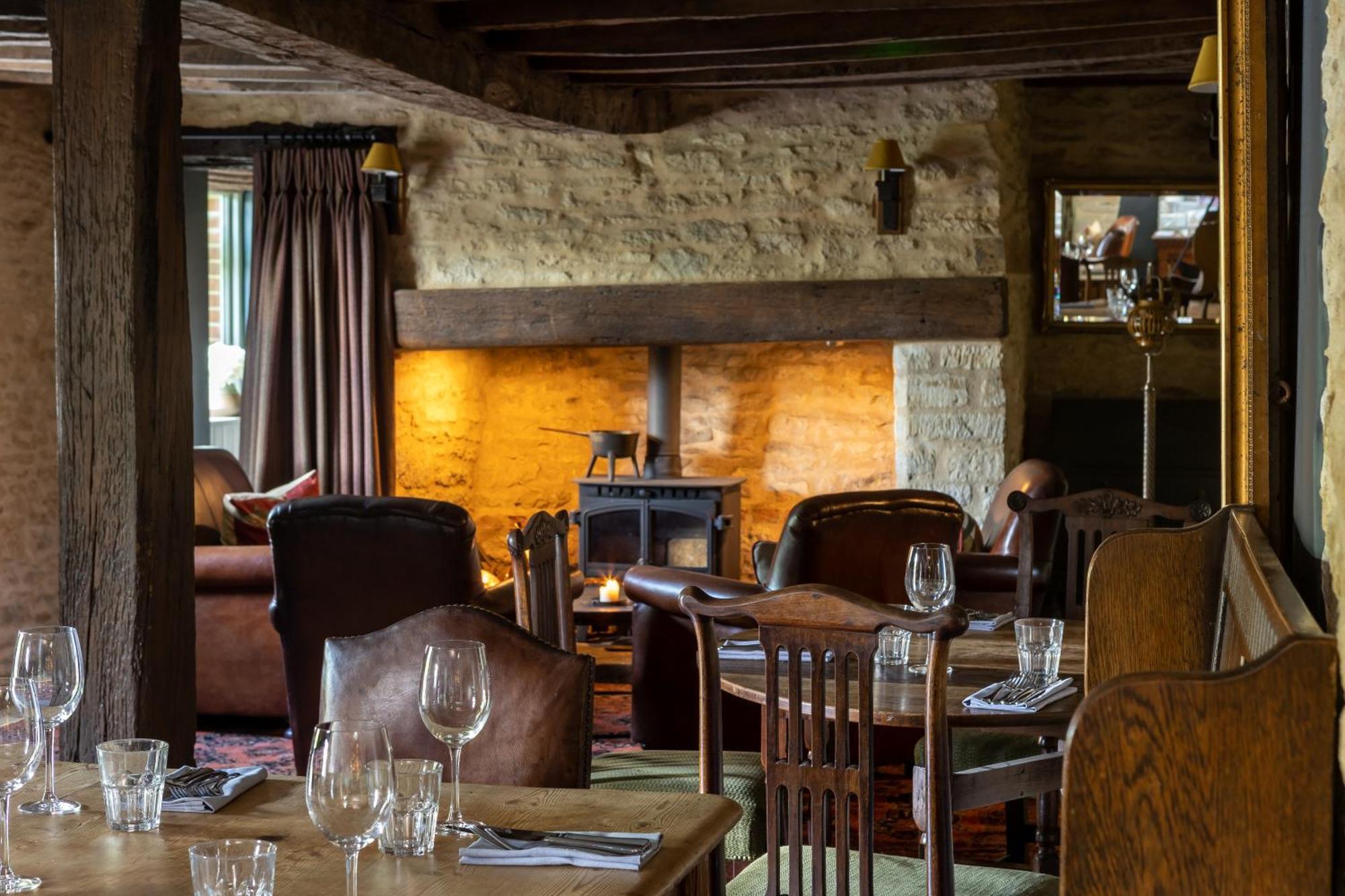 The Harcourt Arms Stanton Harcourt Exterior foto The interior of the restaurant