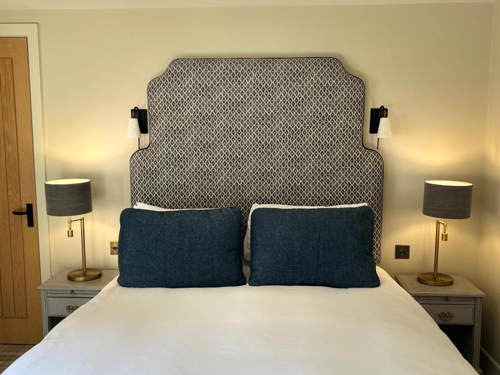 The Harcourt Arms Stanton Harcourt Exterior foto A bedroom at The Old Vicarage